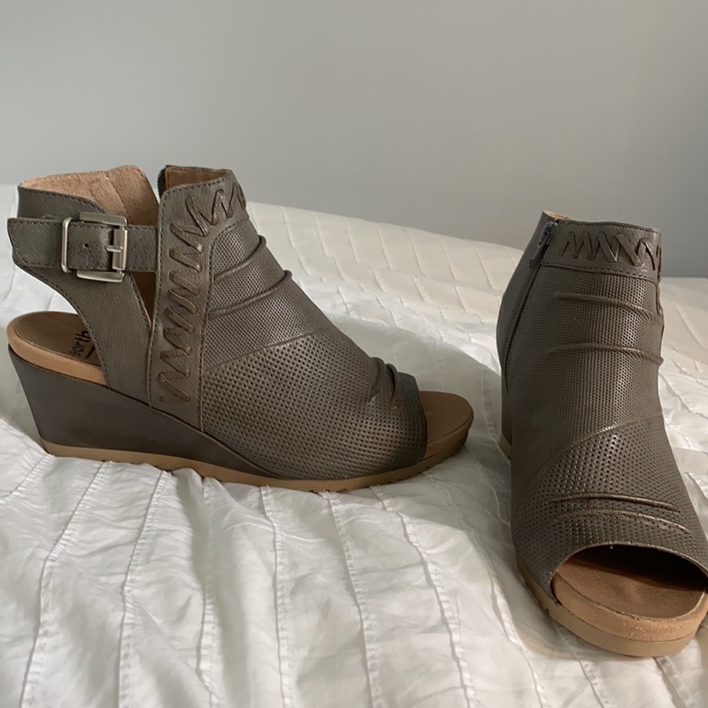Earth brand size 10 leather wedges